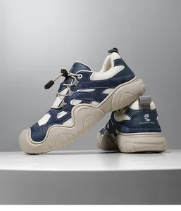 Nahaufnahme von blauem Wildleder, beigem Mesh und Kordelzug-System für Outdoor-Schuhe