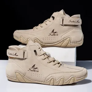 Detail von hohen beige Herren-Wildlederschuhen mit taktischen Riemen und Wellengummisohle