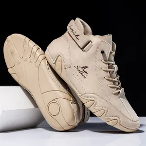 Detailansicht khakifarbener High-Top-Boots mit rutschfesten Wellensohlen und Wildleder