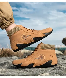 Detalle de botas de exterior en color canela con cuello de punto y suela de goma