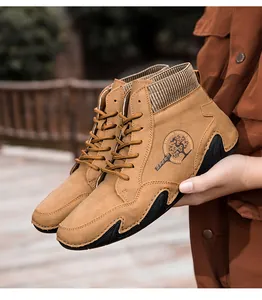 Detalle de botas de exterior marrones para hombre con cuello de punto y suela de goma