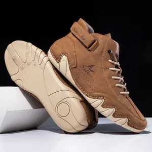 Detailansicht brauner High-Top-Boots mit Textur und rutschfester Gummisohle im Wellendesign