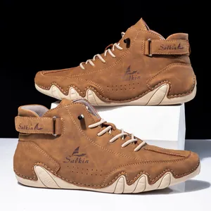 Detailansicht brauner High-Top-Freizeitschuhe mit gewellten Gummisohlen und Klettverschluss