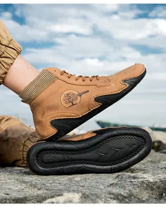 Detalle de botas Chelsea marrones con cuello de punto y suelas de goma antideslizantes