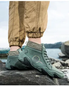 Detalle de botines Chelsea de ante verde salvia con cuello de punto y suela antideslizante