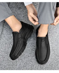 Vue de dessus de mocassins en cuir grainé noir avec semelles épaisses en caoutchouc