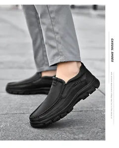 Détail de chaussures décontractées en cuir noir pour hommes avec semelle épaisse en caoutchouc