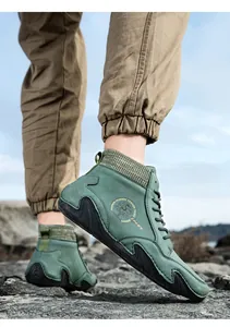 Primer plano de botas Chelsea para hombre en verde oscuro con cuello de punto y suela de goma