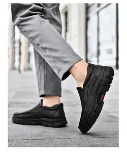 Gros plan de mocassins noirs en cuir texturé avec semelles antidérapantes et design sans lacets