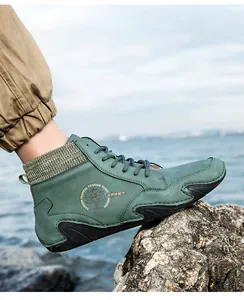 Bota alta de ocio en nubuck verde oscuro con suela de goma antideslizante sobre rocas