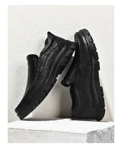 Détail macro de mocassins noirs pour hommes avec texture litchi et semelle épaisse