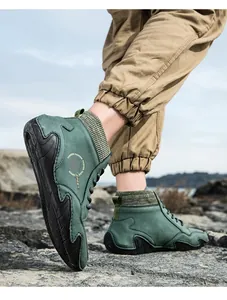 Detalle de botas de exterior verde oscuro con cuello de punto y suela de goma
