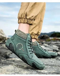 Detalle de botas altas de nubuck verde oscuro con cuello de punto y suela de goma rugosa