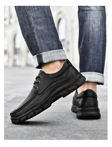 Gros plan de chaussures Derby en cuir noir texturé avec semelle épaisse dans la rue