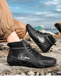 Detalle de bota alta de cuero negro con cuello de punto y costuras blancas en la suela