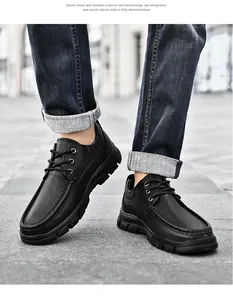 Photo de rue de chaussures en cuir noir à texture litchi avec semelles épaisses crantées