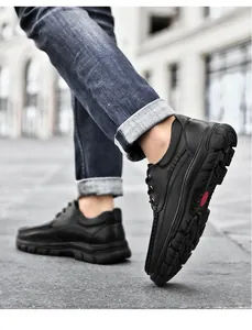 Gros plan de chaussures de ville en cuir noir avec semelles épaisses en caoutchouc antidérapant