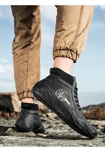 Detalle de botas altas de cuero negro con cuello de punto y suela de goma para exteriores