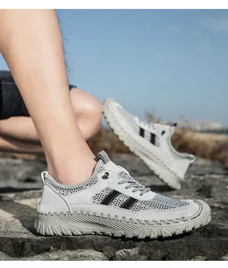 Detailweergave van herensneakers met mesh en gestikte rubberen zolen buiten