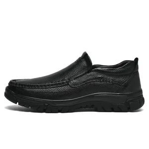 Détail de mocassins homme en cuir grainé noir avec semelle en caoutchouc antidérapante