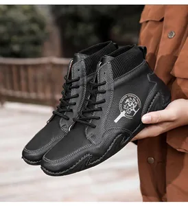 Primer plano de bota Chelsea de cuero negro con cuello de punto y motivo de dragón