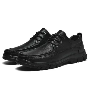 Détail de chaussures business noires pour hommes avec texture litchi et semelle antidérapante