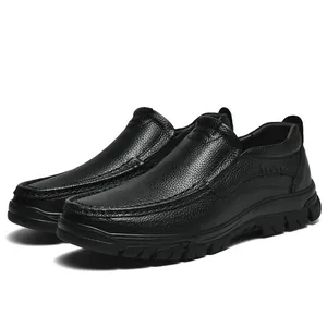 Vue détaillée des mocassins noirs pour hommes en cuir avec texture grain de litchi