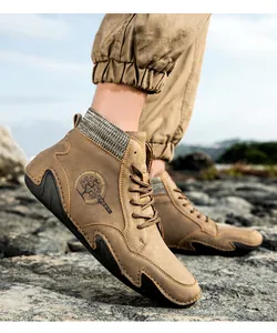 Detalle de botas chelsea marrones con suela de goma antideslizante y cuello de punto