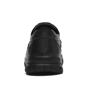 Vue arrière d'une chaussure en cuir noir grainé avec semelle en caoutchouc épais