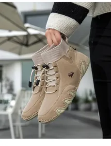 Detail eines khakifarbenen Wildleder-High-Top-Schuhs mit Strickkragen und Gummisohle