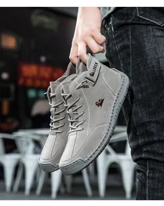 Λεπτομέρεια από γκρι ανδρικά nubuck μποτάκια με λουράκι LDECK και λογότυπο κριού