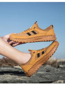 Detail van gemberkleurige herensneakers met ademend mesh en een dikke rubberen zool