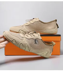 Detail van heren sneakers van mesh en leer met snelvetersysteem en rubberen zool