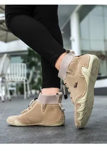 Detail von khakifarbenen Outdoor-Boots mit Strickkragen und gewellter Gummisohle