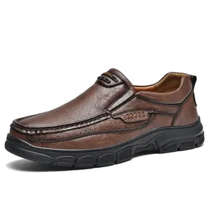 Donkerbruine leren slip-on herenschoen met sportdetail en dikke rubberen zool