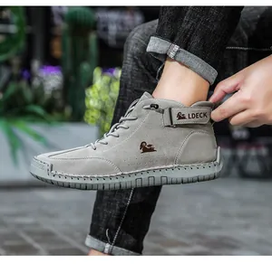 Λεπτομερής λήψη από γκρι σουέτ casual μποτάκια με στιβαρές ραφές και το λογότυπο LDECK