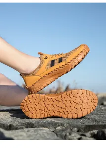 Bruine herensneakers van leer en mesh met handgestikte antislip rubberen zool