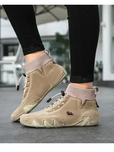 Detail von khakifarbenen halbhohen Freizeitschuhen mit Strickbündchen und robuster Gummisohle