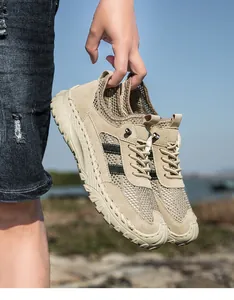 Detail van ademende heren sneakers van mesh met handgenaaide rubberen zolen in kaki