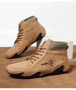 Detalle de bota informal de caña alta marrón con cuello de punto y suela de goma