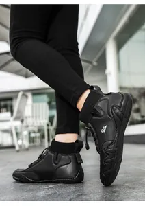 Details von schwarzen High-Top-Socken-Sneakern mit Strickkragen und weißem Tier-Logo