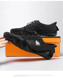 Detail van zwarte ademende mesh sneakers met elastische veters en logo-afwerkingen