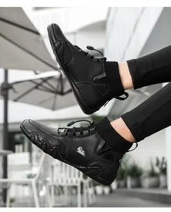 Detail von schwarzen Socken-Sneakern mit Ziegen-Logo und elastischem Kordelzugverschluss