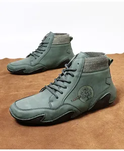 Detalle de bota casual de caña alta con textura de ante verde y cuello de punto a rayas