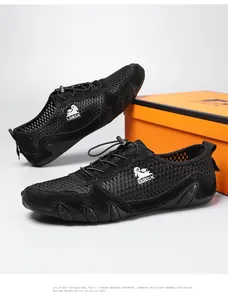 Close-up van ademende zwarte mesh zomersneakers met LDECK-logo en elastische veters