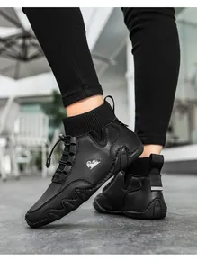 Detail von schwarzen Freizeit-Lederschuhen mit Sockenkragen und Wellengummisohle für Herren