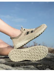 Gedetailleerd overzicht van de kaki heren vrijetijdsschoenen met een antislip rubberen zool