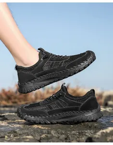 Detail van zwarte ademende mesh-sneakers met antislip rubberen zolen voor buitenactiviteiten