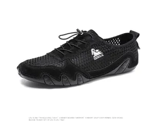 Detailopname van casual herensneakers met ademend mesh, leer en het LDECK-merklogo