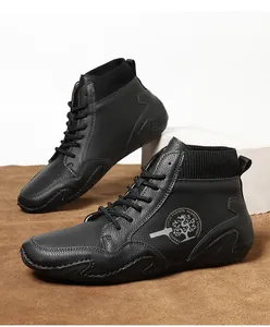 Detalle de la piel con textura de grano y el cuello de punto de las botas Chelsea negras